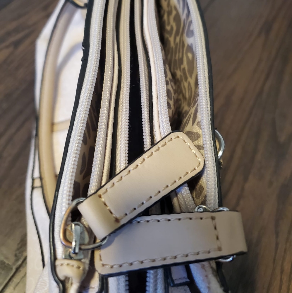 Guess - Picture 9 of 16